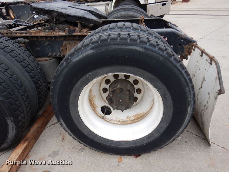 image for item JL9891 2012 Volvo VN  semi truck