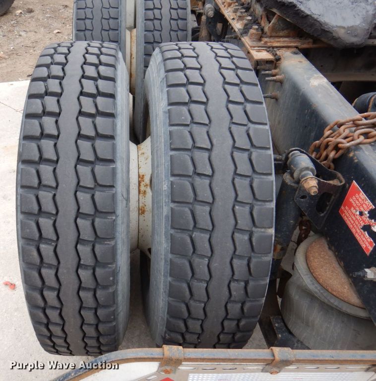 image for item JL9891 2012 Volvo VN  semi truck