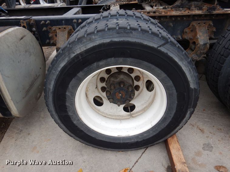 image for item JL9891 2012 Volvo VN  semi truck