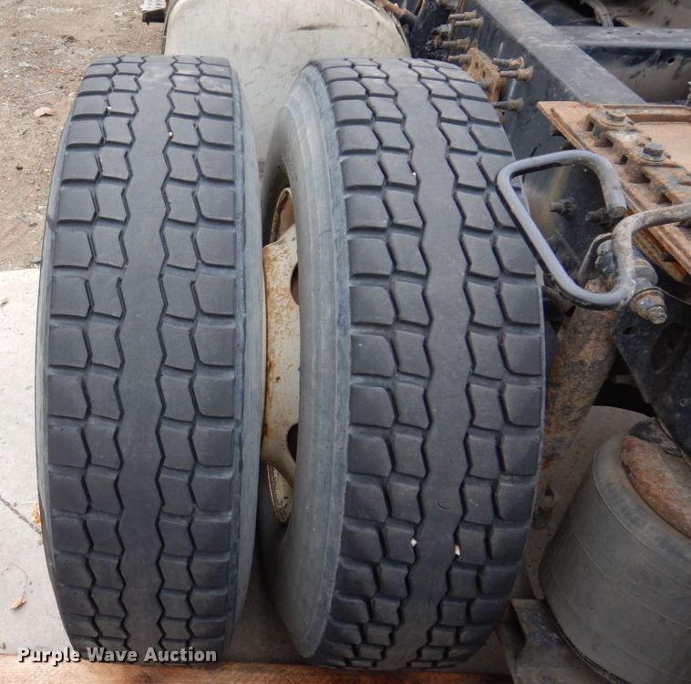 image for item JL9891 2012 Volvo VN  semi truck