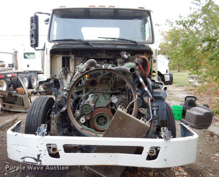 image for item JL9894 2015 Volvo VN  semi truck