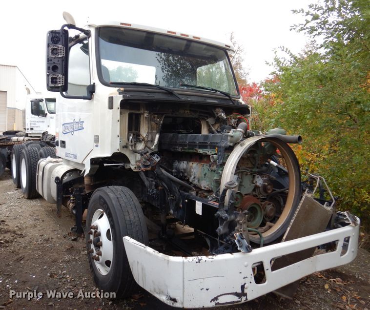 image for item JL9894 2015 Volvo VN  semi truck