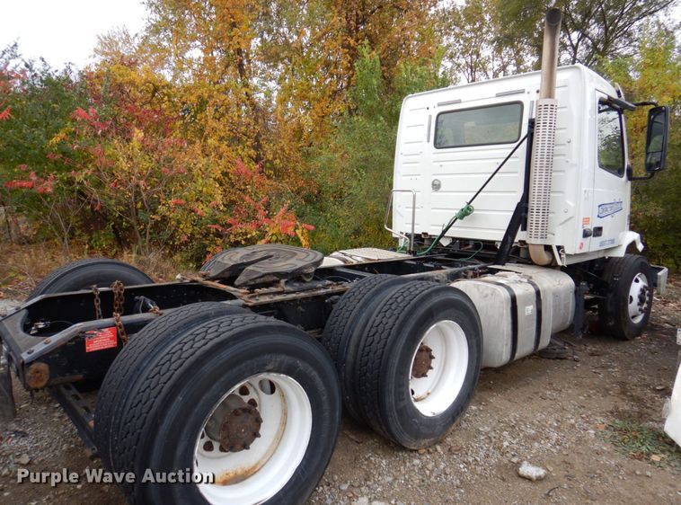 image for item JL9894 2015 Volvo VN  semi truck