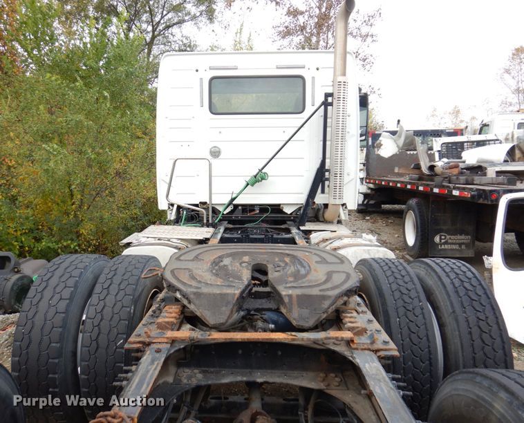 image for item JL9894 2015 Volvo VN  semi truck