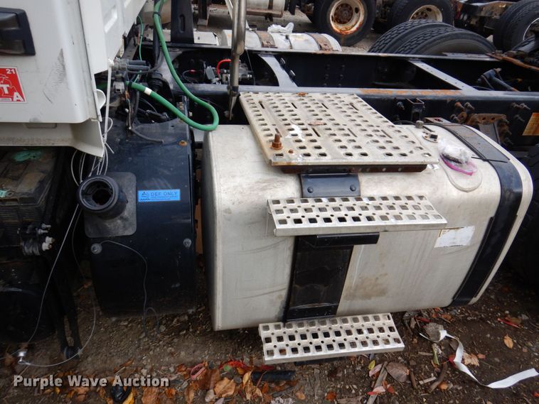 image for item JL9894 2015 Volvo VN  semi truck