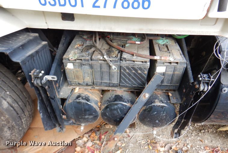 image for item JL9894 2015 Volvo VN  semi truck