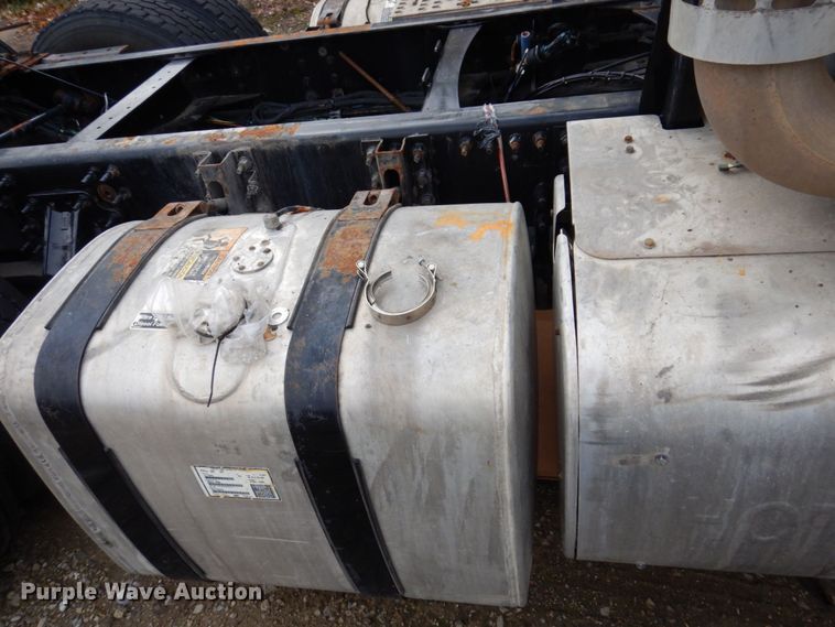 image for item JL9894 2015 Volvo VN  semi truck