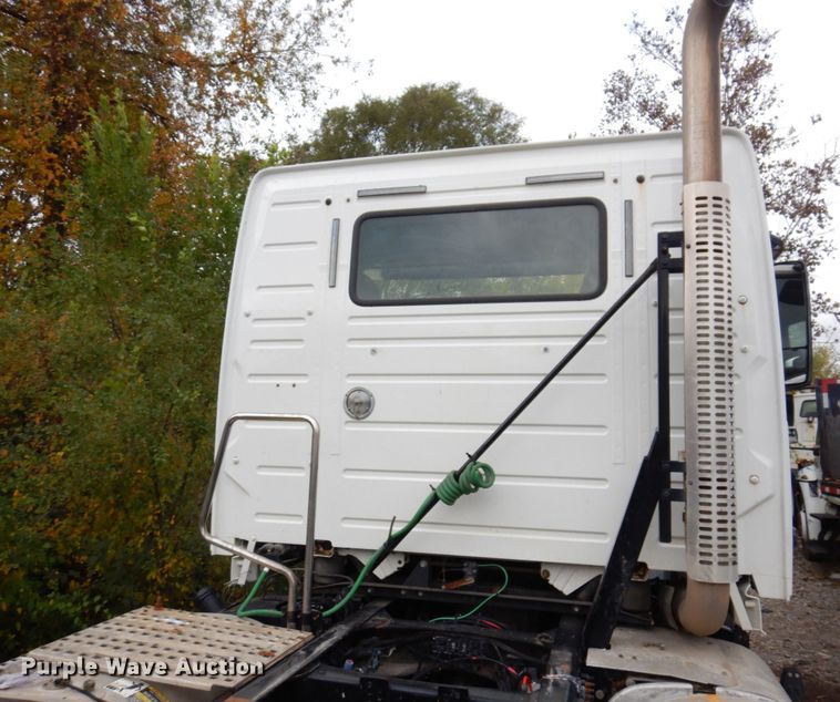 image for item JL9894 2015 Volvo VN  semi truck