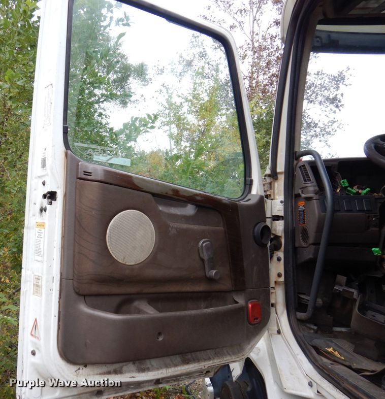 image for item JL9894 2015 Volvo VN  semi truck