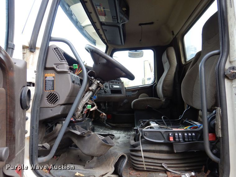 image for item JL9894 2015 Volvo VN  semi truck