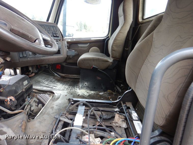 image for item JL9894 2015 Volvo VN  semi truck