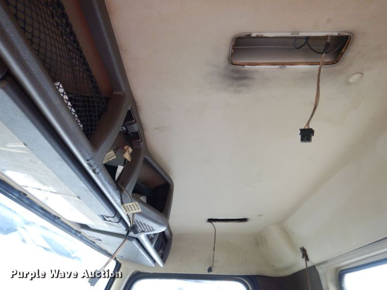 image for item JL9894 2015 Volvo VN  semi truck