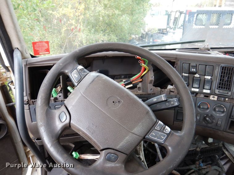 image for item JL9894 2015 Volvo VN  semi truck