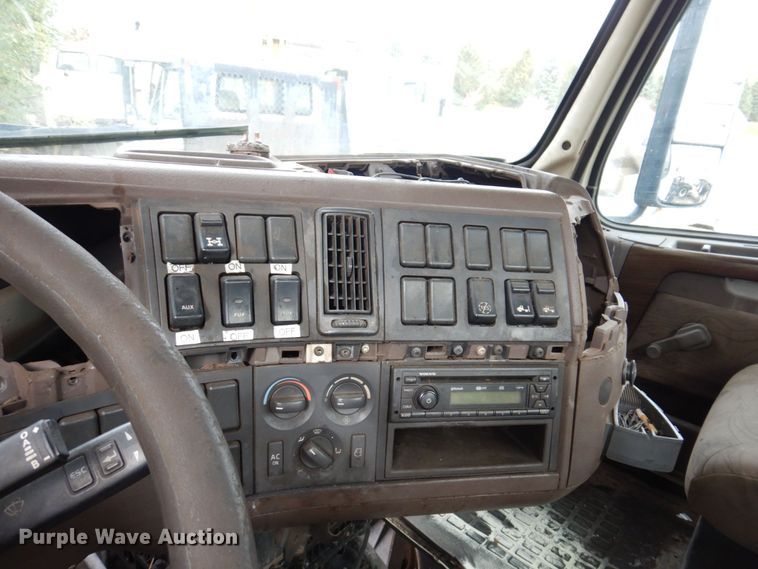 image for item JL9894 2015 Volvo VN  semi truck