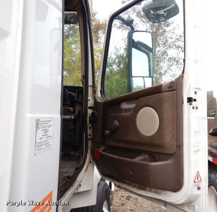 image for item JL9894 2015 Volvo VN  semi truck