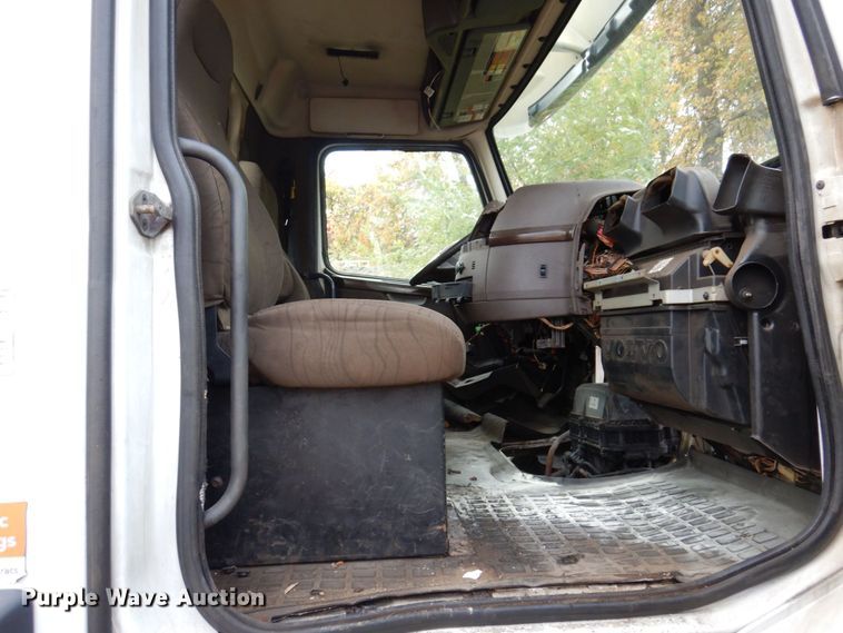 image for item JL9894 2015 Volvo VN  semi truck