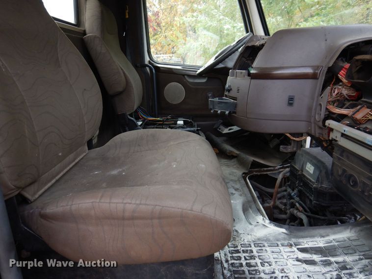 image for item JL9894 2015 Volvo VN  semi truck