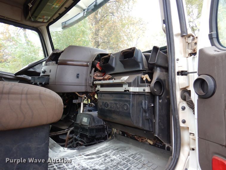 image for item JL9894 2015 Volvo VN  semi truck