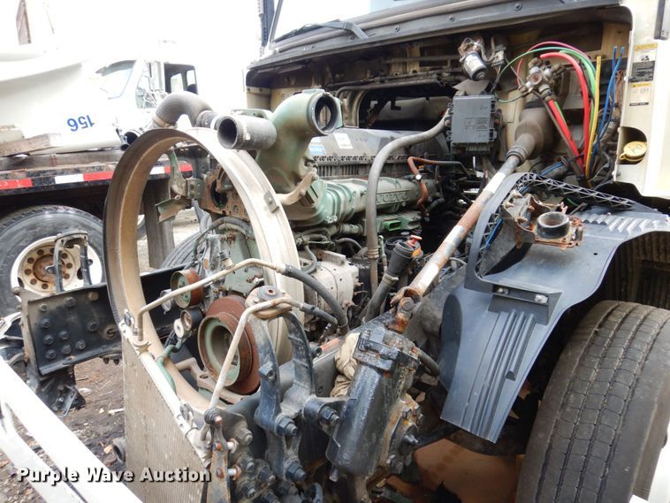 image for item JL9894 2015 Volvo VN  semi truck