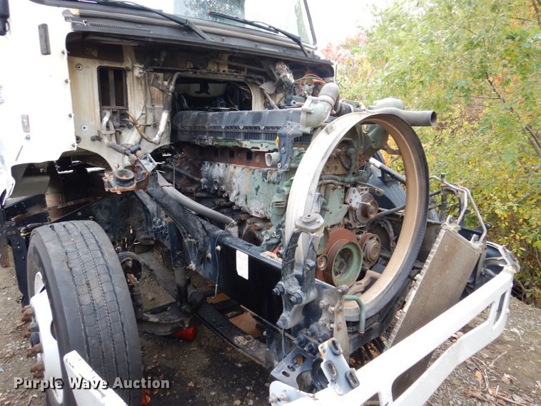 image for item JL9894 2015 Volvo VN  semi truck