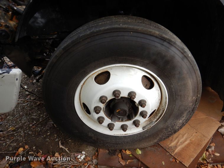 image for item JL9894 2015 Volvo VN  semi truck