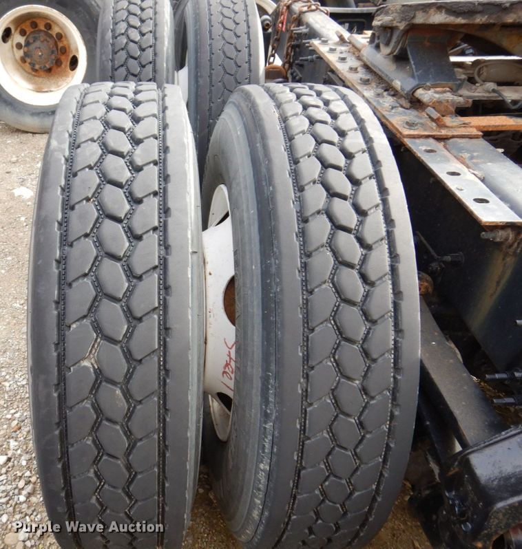 image for item JL9894 2015 Volvo VN  semi truck