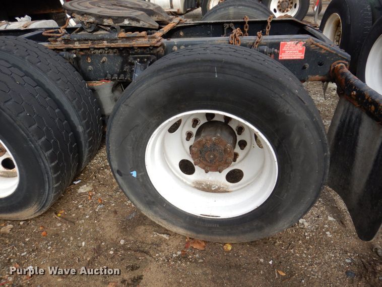 image for item JL9894 2015 Volvo VN  semi truck