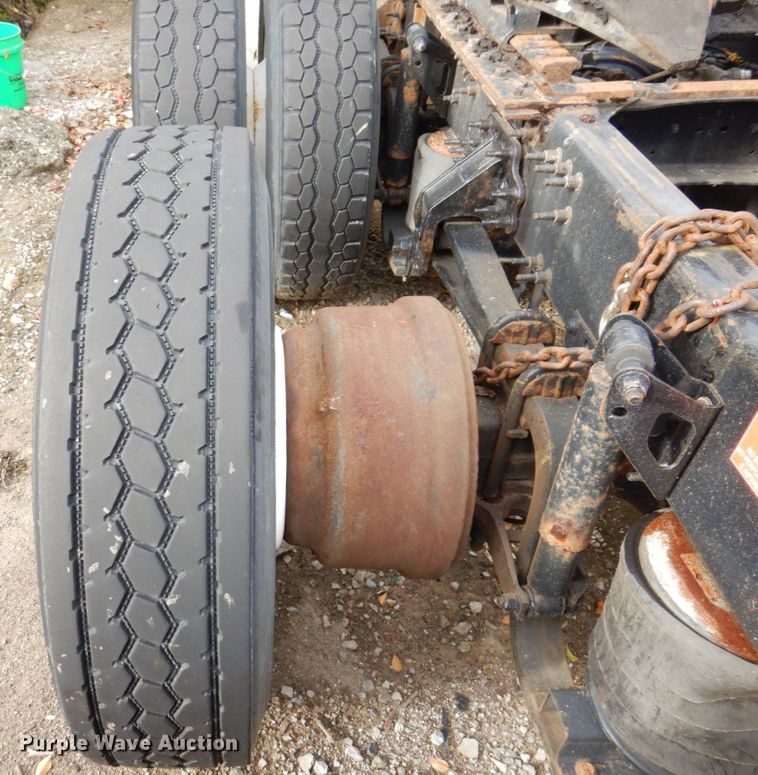 image for item JL9894 2015 Volvo VN  semi truck