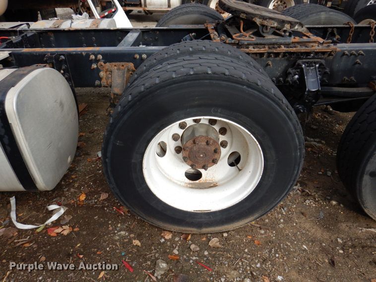 image for item JL9894 2015 Volvo VN  semi truck