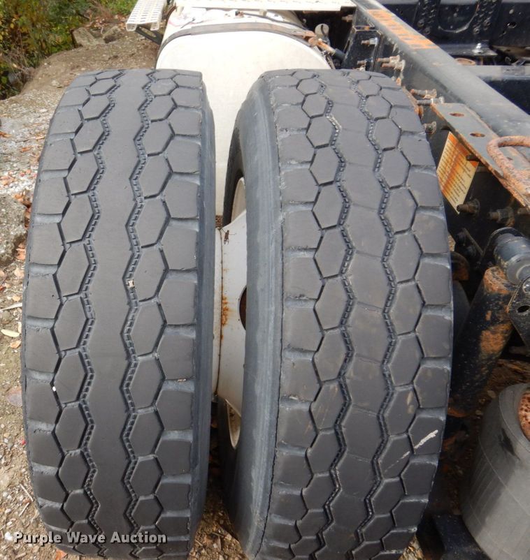 image for item JL9894 2015 Volvo VN  semi truck