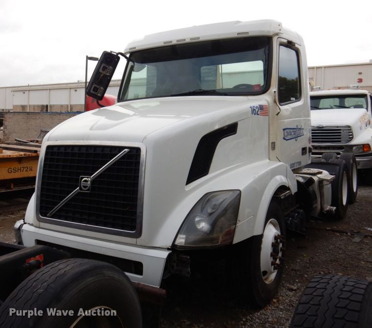 image for item JL9897 2014 Volvo VN  semi truck
