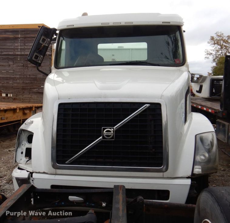 image for item JL9897 2014 Volvo VN  semi truck