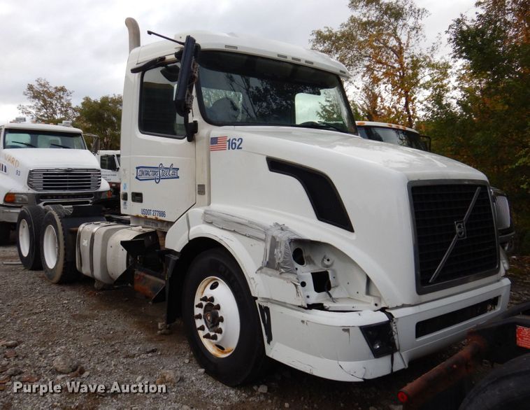image for item JL9897 2014 Volvo VN  semi truck