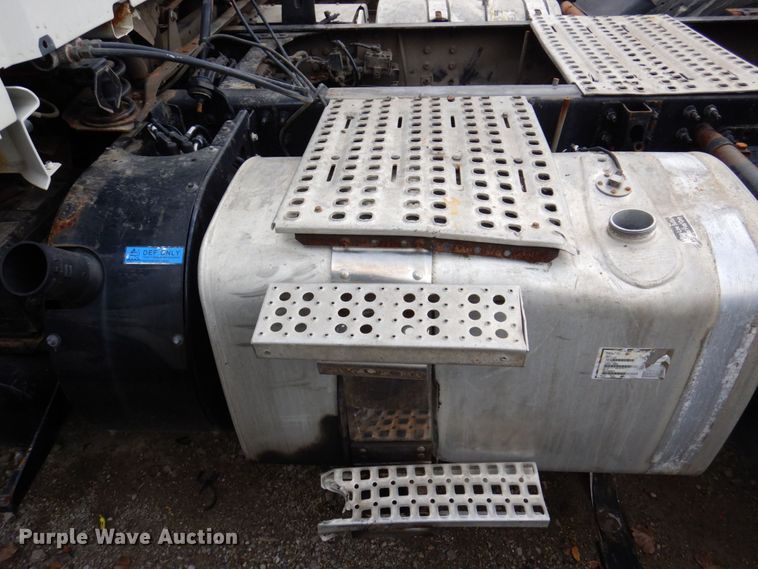 image for item JL9897 2014 Volvo VN  semi truck