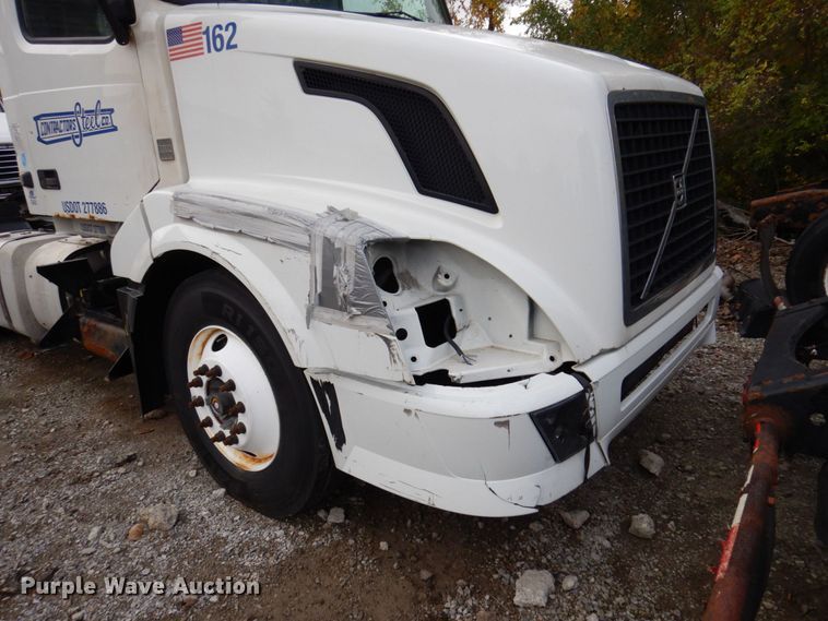 image for item JL9897 2014 Volvo VN  semi truck