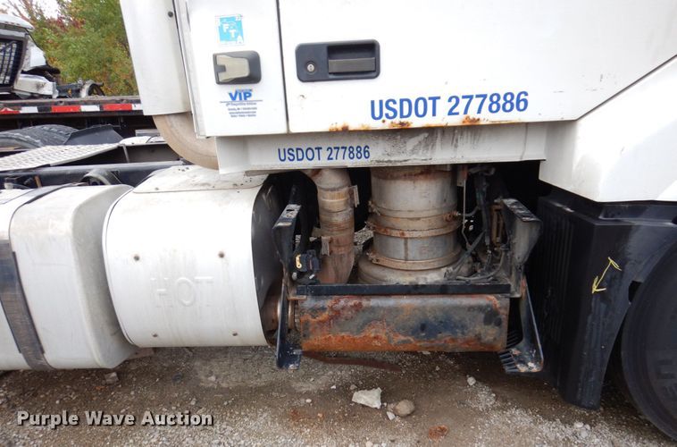 image for item JL9897 2014 Volvo VN  semi truck