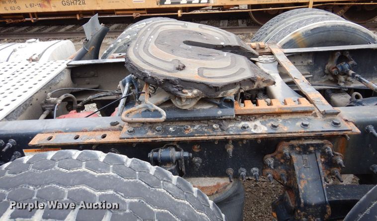 image for item JL9897 2014 Volvo VN  semi truck