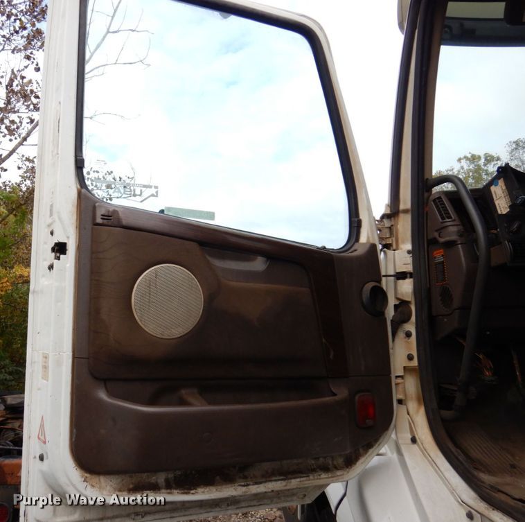 image for item JL9897 2014 Volvo VN  semi truck