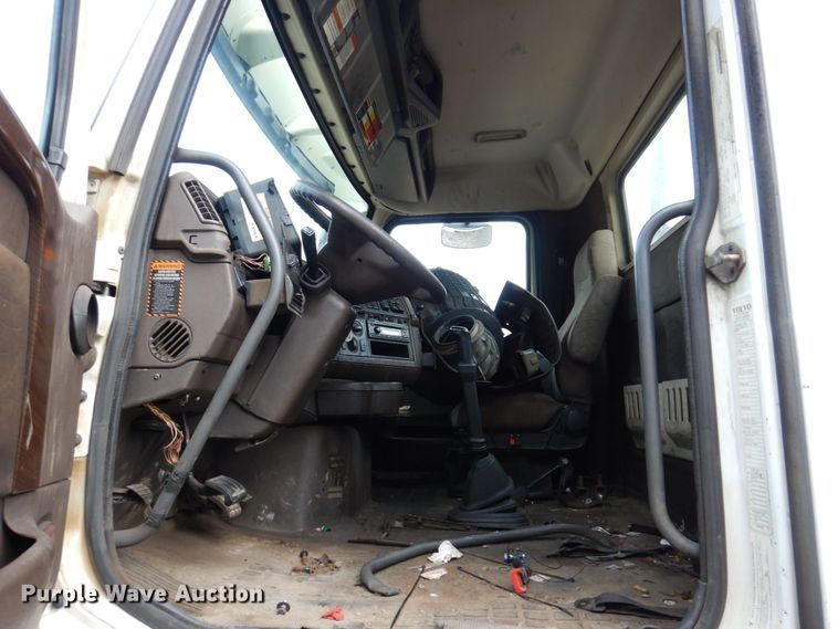 image for item JL9897 2014 Volvo VN  semi truck