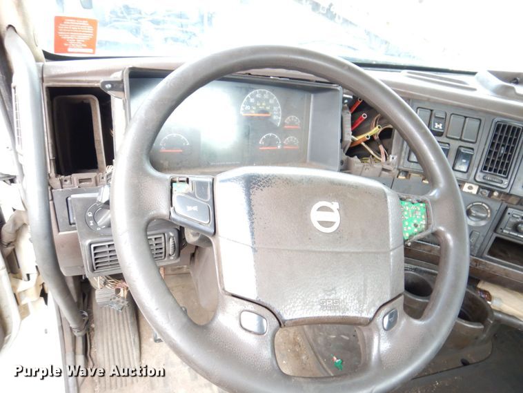 image for item JL9897 2014 Volvo VN  semi truck