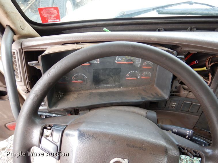 image for item JL9897 2014 Volvo VN  semi truck