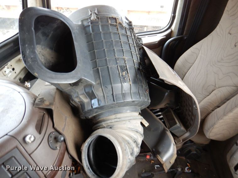 image for item JL9897 2014 Volvo VN  semi truck