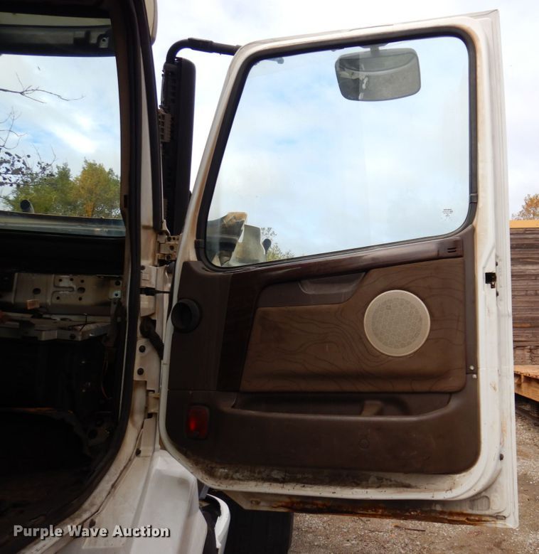 image for item JL9897 2014 Volvo VN  semi truck