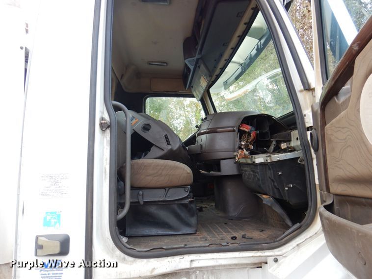 image for item JL9897 2014 Volvo VN  semi truck