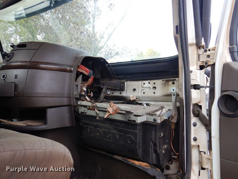 image for item JL9897 2014 Volvo VN  semi truck