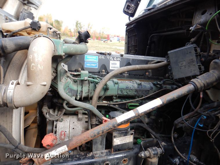 image for item JL9897 2014 Volvo VN  semi truck