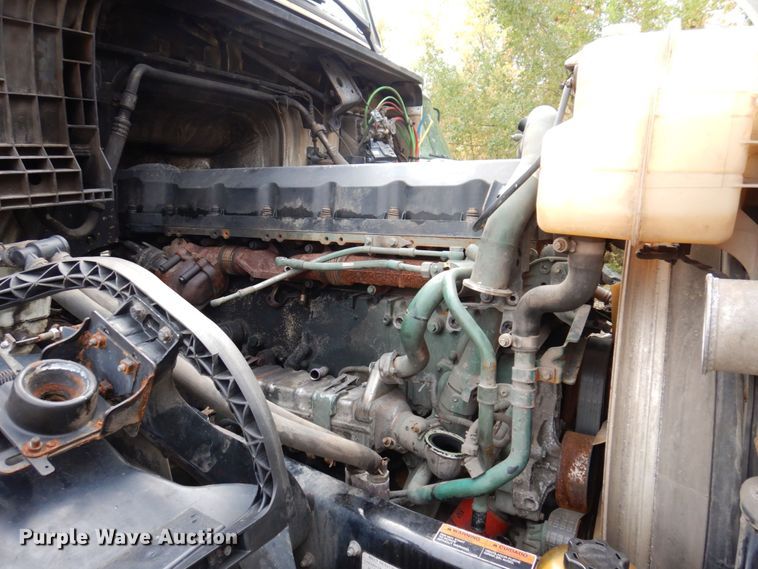 image for item JL9897 2014 Volvo VN  semi truck