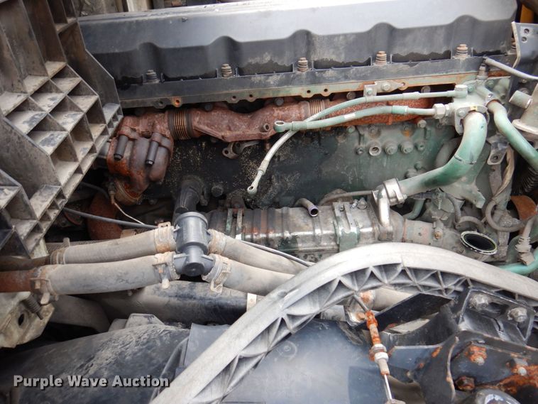 image for item JL9897 2014 Volvo VN  semi truck