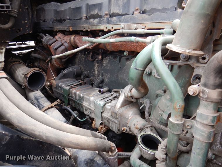 image for item JL9897 2014 Volvo VN  semi truck