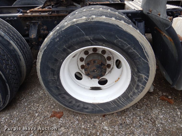 image for item JL9897 2014 Volvo VN  semi truck